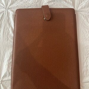 Cuyana Brown Pebbled Leather Padded Tablet Folio with Snap Strap. NWOT!